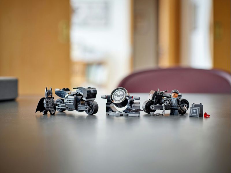 Inseguimento-sulla-moto-di-Batman™-e-Selina-Kyle™---Lego-DC-76179