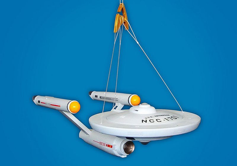 70548-STAR-TREK--U.S.S.-ENTERPRISE-NCC-1701