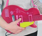 CHITARRA-ROCK-CON-MICROFONO-ROSA