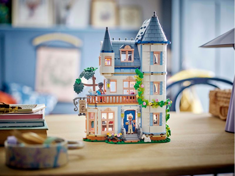 Bed-And-Breakfast-al-Castello---Lego-Friends-42638