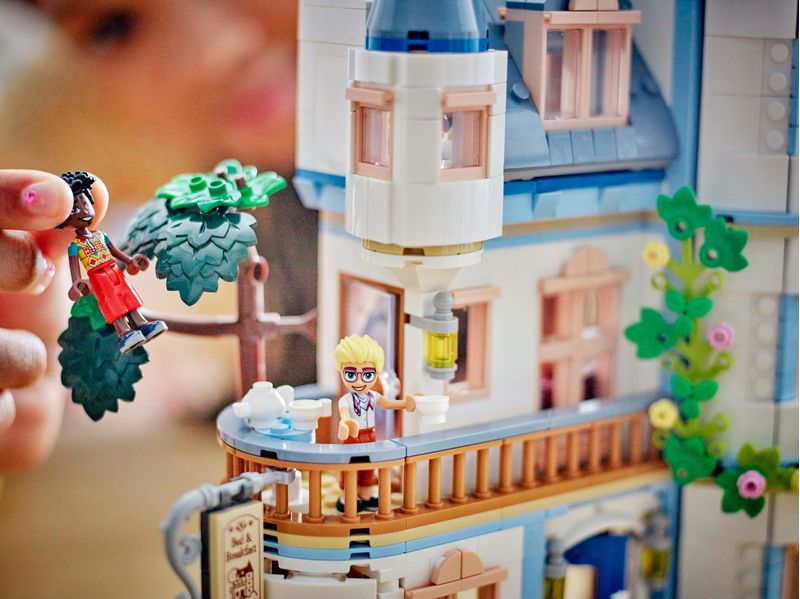 Bed-And-Breakfast-al-Castello---Lego-Friends-42638