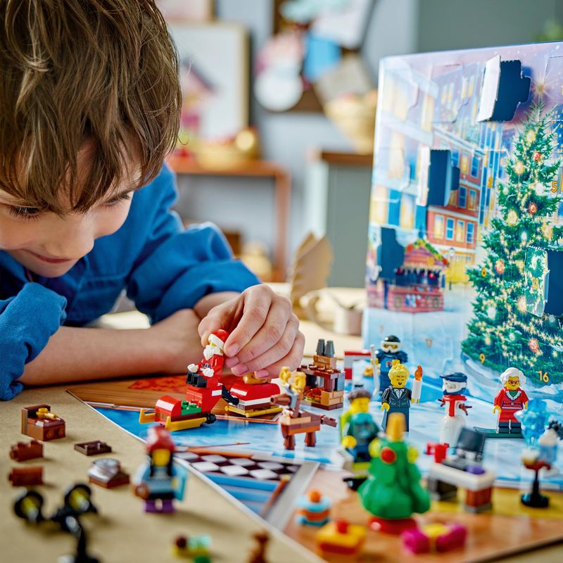 LEGO-City-60381-Calendario-dell-Avvento-2023-con-24-Regali-Babbo-Natale-e-Tappeto-da-Gioco-Regalo-Natalizio-per-Bambini