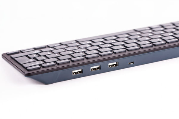 ORIGINAL-RASPBERRY-PI-KEYBOARD---W--3-USB-PORTS-BLACK---Versione-Tedesca