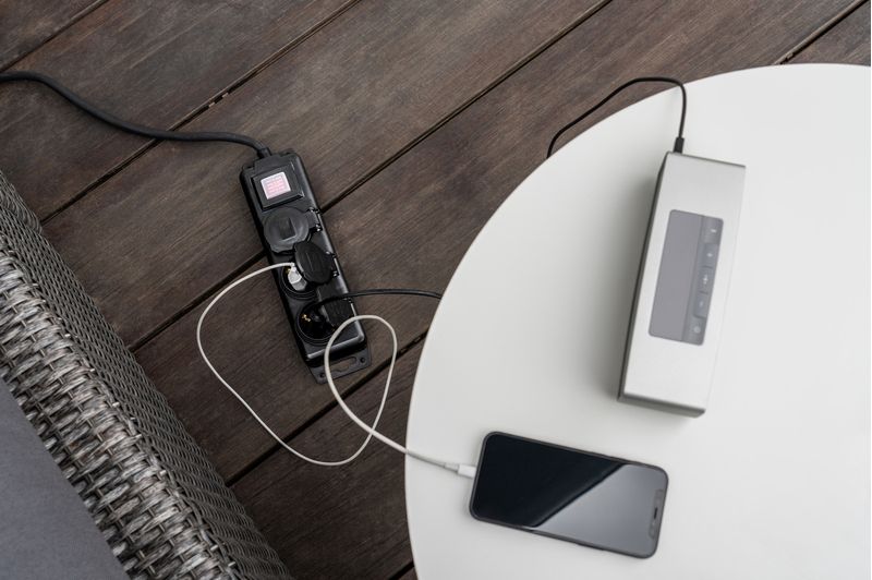 Distributore-di-prese-Brennenstuhl-con-interruttore-IP44