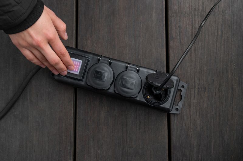 Distributore-di-prese-Brennenstuhl-con-interruttore-IP44