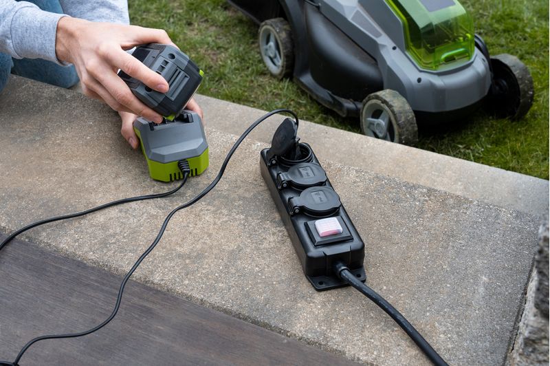 Distributore-di-prese-Brennenstuhl-con-interruttore-IP44