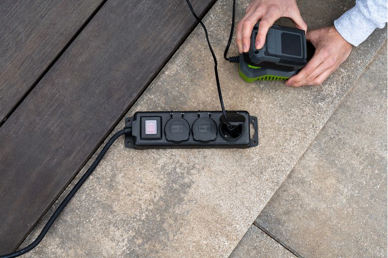 Distributore-di-prese-Brennenstuhl-con-interruttore-IP44