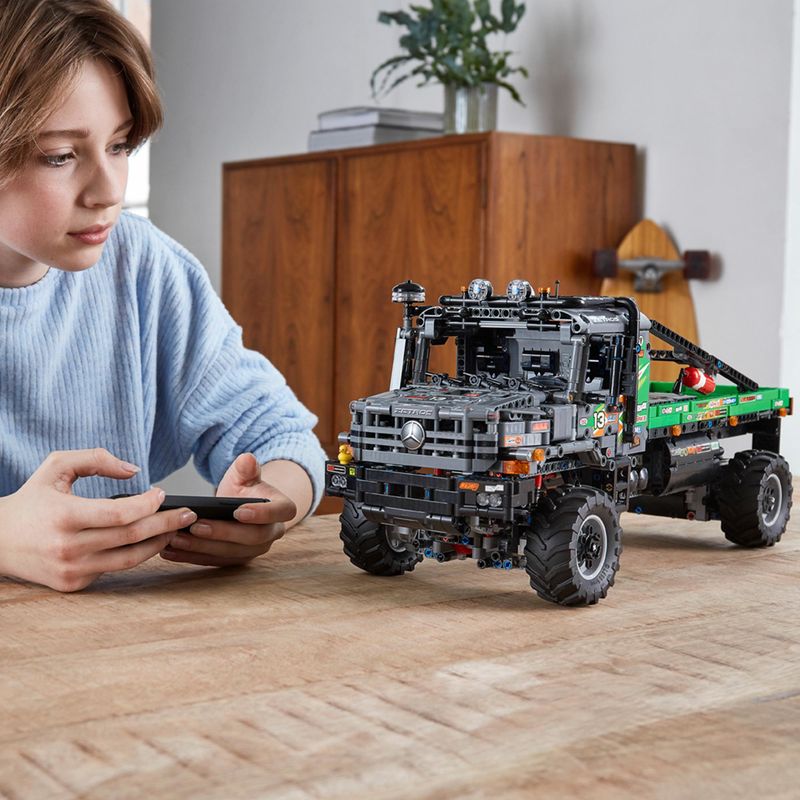 LEGO-Technic-Camion-fuoristrada-4x4-Mercedes-Benz-Zetros-controllato-da-app
