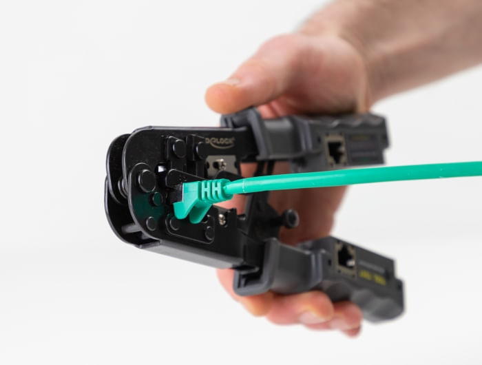 Metallzange-mit-Kunststoffgriffen-und-Arretierung--Integrierte-Zange-und-Abisolierer--Zum-Crimpen-geeignete-Konnektoren-