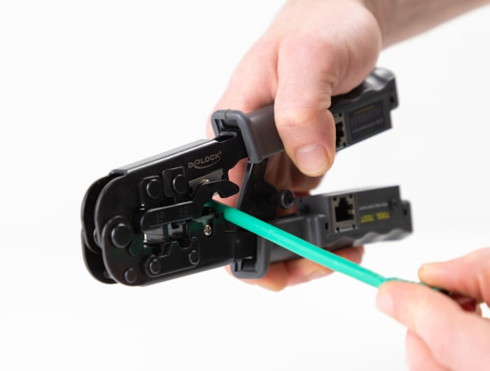 Metallzange-mit-Kunststoffgriffen-und-Arretierung--Integrierte-Zange-und-Abisolierer--Zum-Crimpen-geeignete-Konnektoren-