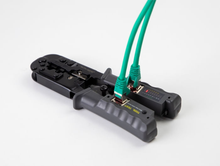 Metallzange-mit-Kunststoffgriffen-und-Arretierung--Integrierte-Zange-und-Abisolierer--Zum-Crimpen-geeignete-Konnektoren-