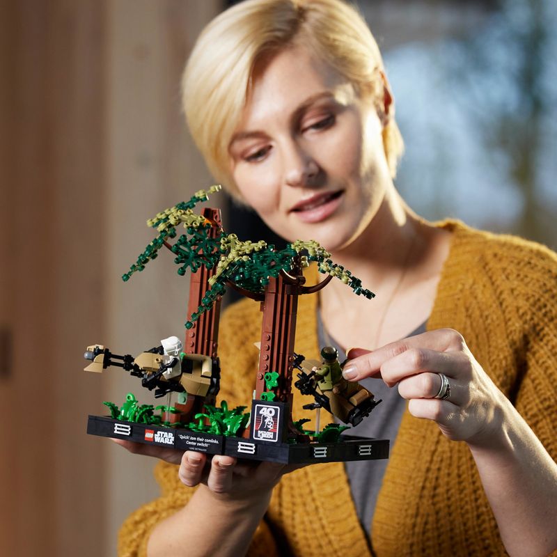 LEGO-Star-Wars-diorama-di-The-Speeder-Chase-su-Endor-con-Luke-Skywalker